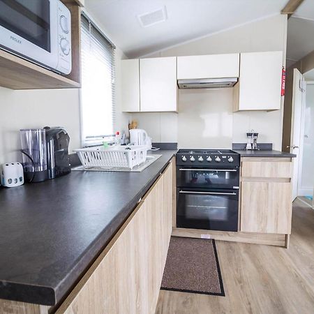 Lovely Caravan With Decking At Seawick Holiday Park In Essex Ref 27471Sw Клактън он Сий Екстериор снимка