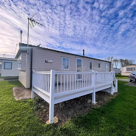 Lovely Caravan With Decking At Seawick Holiday Park In Essex Ref 27471Sw Клактън он Сий Екстериор снимка