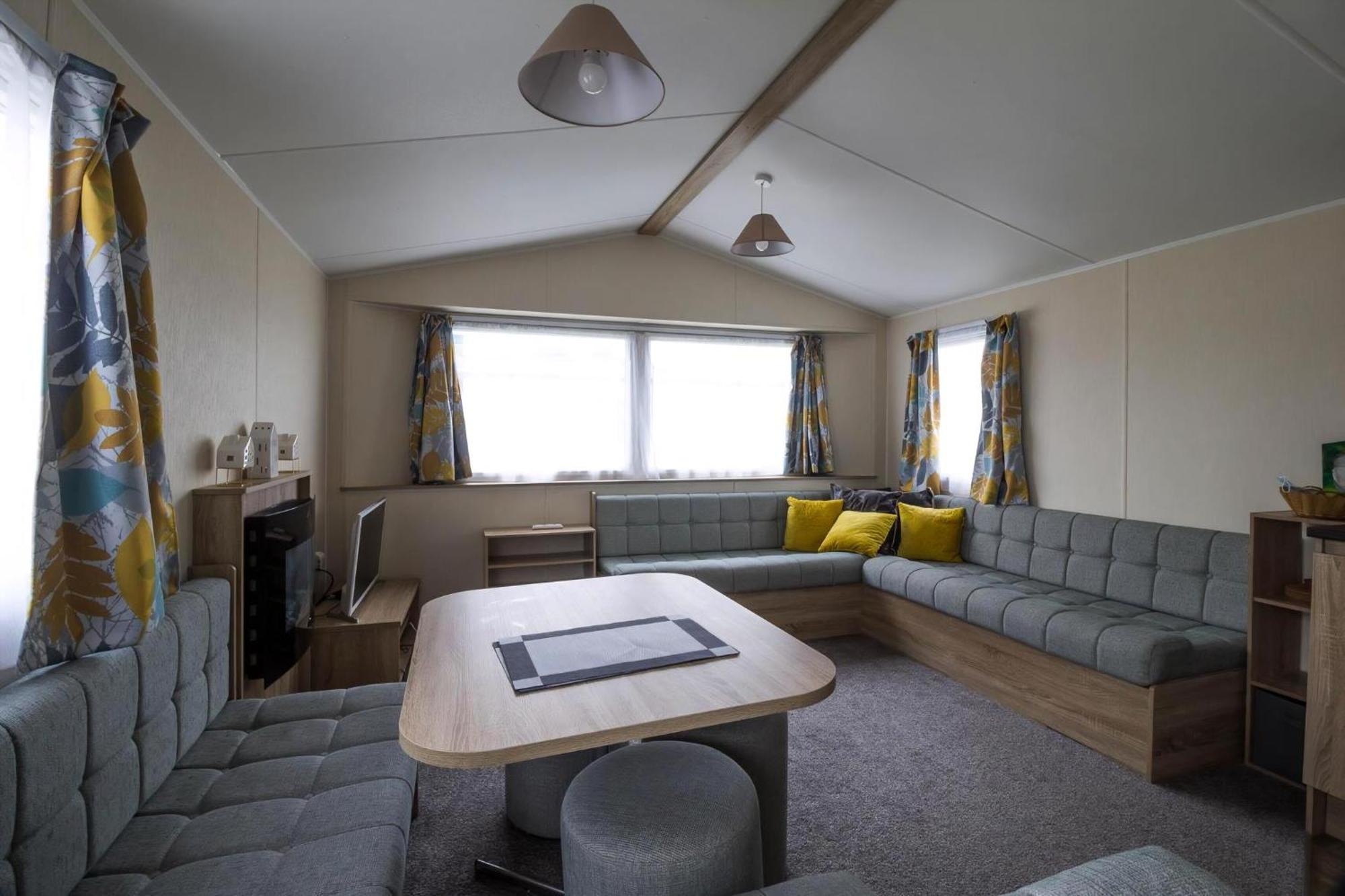 Lovely Caravan With Decking At Seawick Holiday Park In Essex Ref 27471Sw Клактън он Сий Екстериор снимка