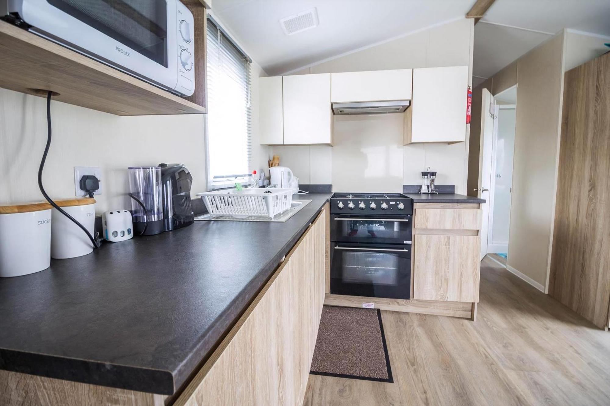 Lovely Caravan With Decking At Seawick Holiday Park In Essex Ref 27471Sw Клактън он Сий Екстериор снимка