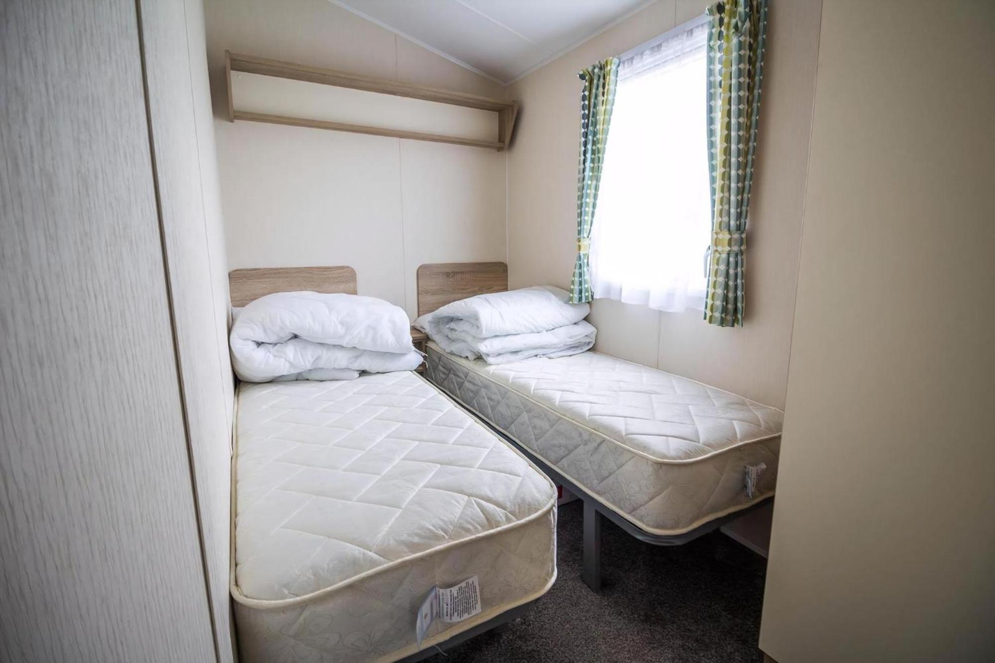 Lovely Caravan With Decking At Seawick Holiday Park In Essex Ref 27471Sw Клактън он Сий Екстериор снимка