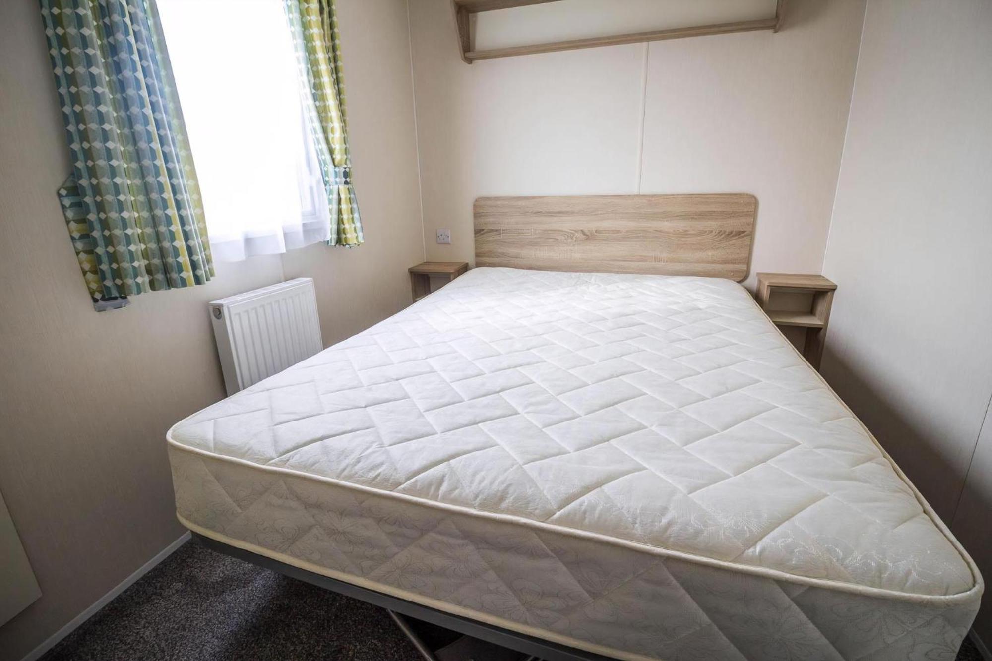 Lovely Caravan With Decking At Seawick Holiday Park In Essex Ref 27471Sw Клактън он Сий Екстериор снимка