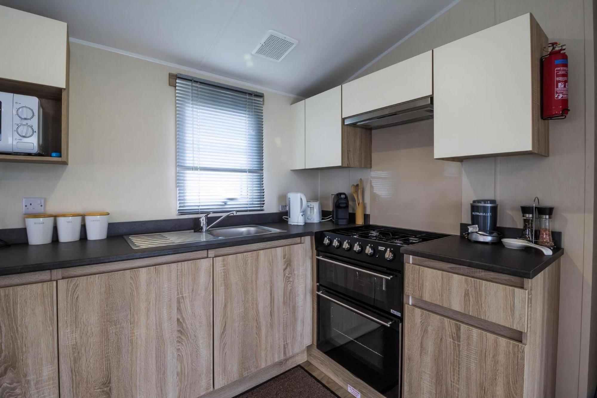 Lovely Caravan With Decking At Seawick Holiday Park In Essex Ref 27471Sw Клактън он Сий Екстериор снимка