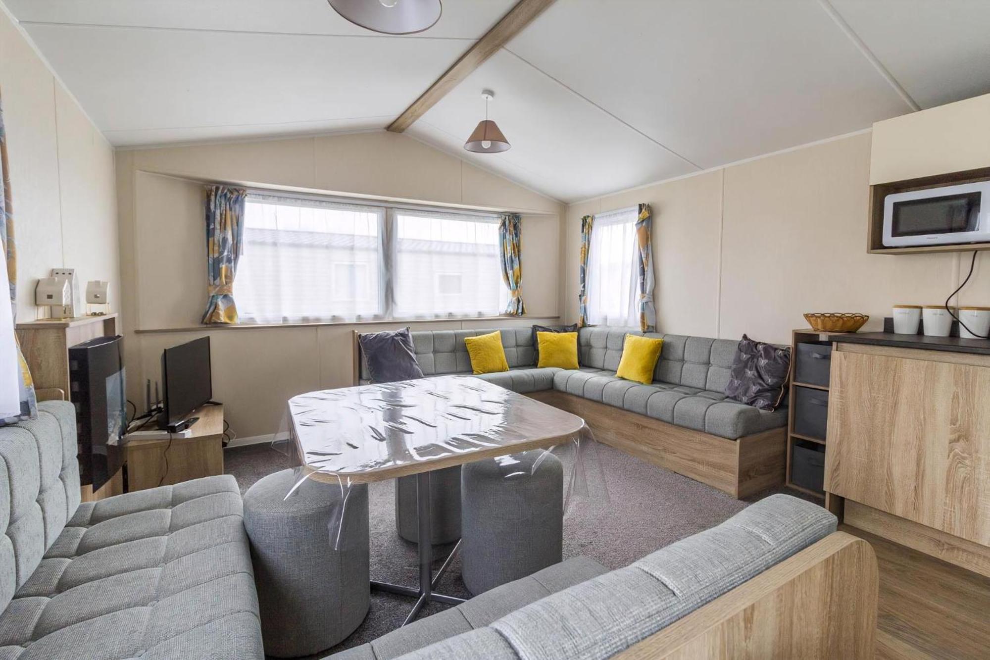 Lovely Caravan With Decking At Seawick Holiday Park In Essex Ref 27471Sw Клактън он Сий Екстериор снимка
