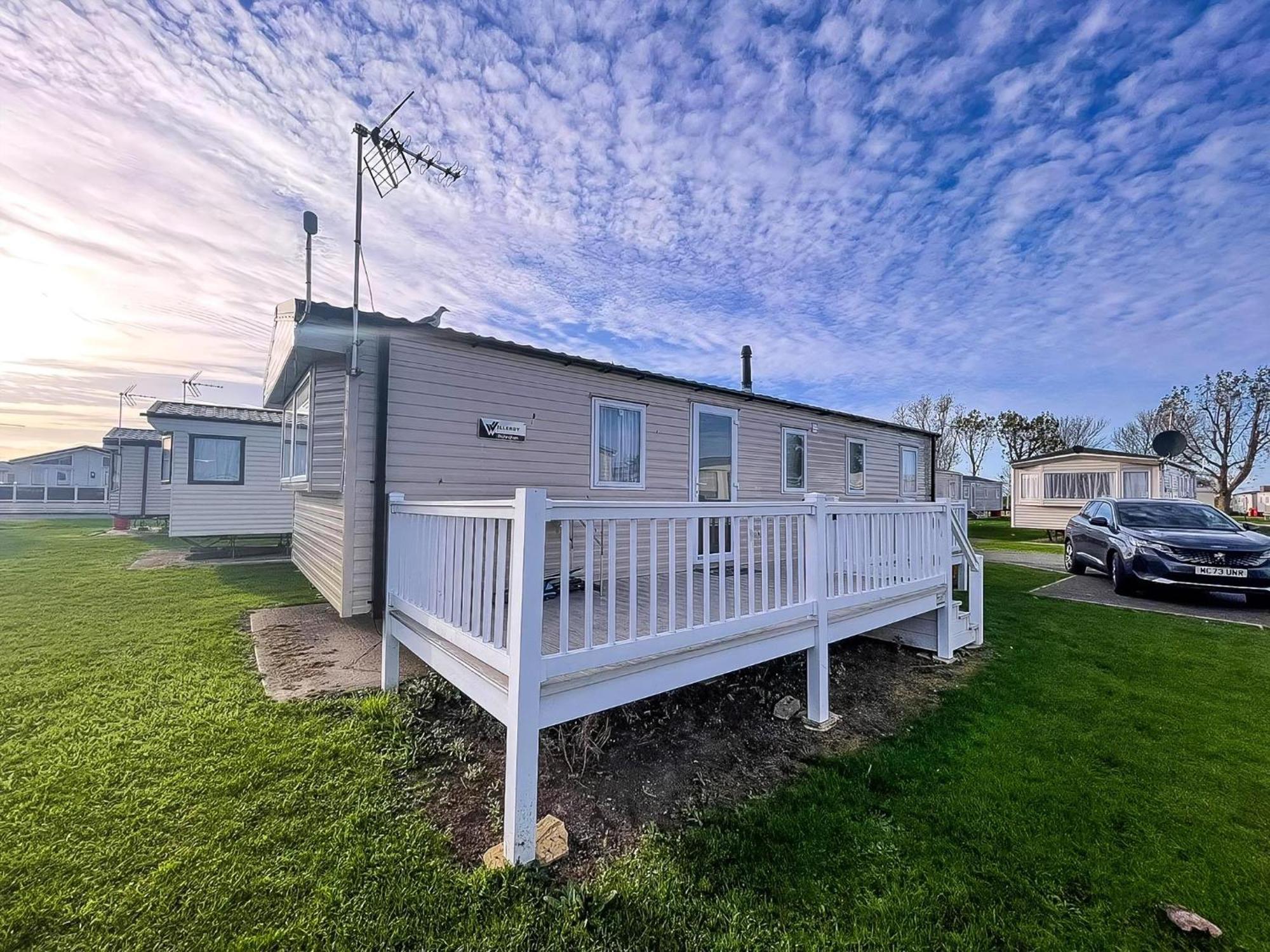 Lovely Caravan With Decking At Seawick Holiday Park In Essex Ref 27471Sw Клактън он Сий Екстериор снимка